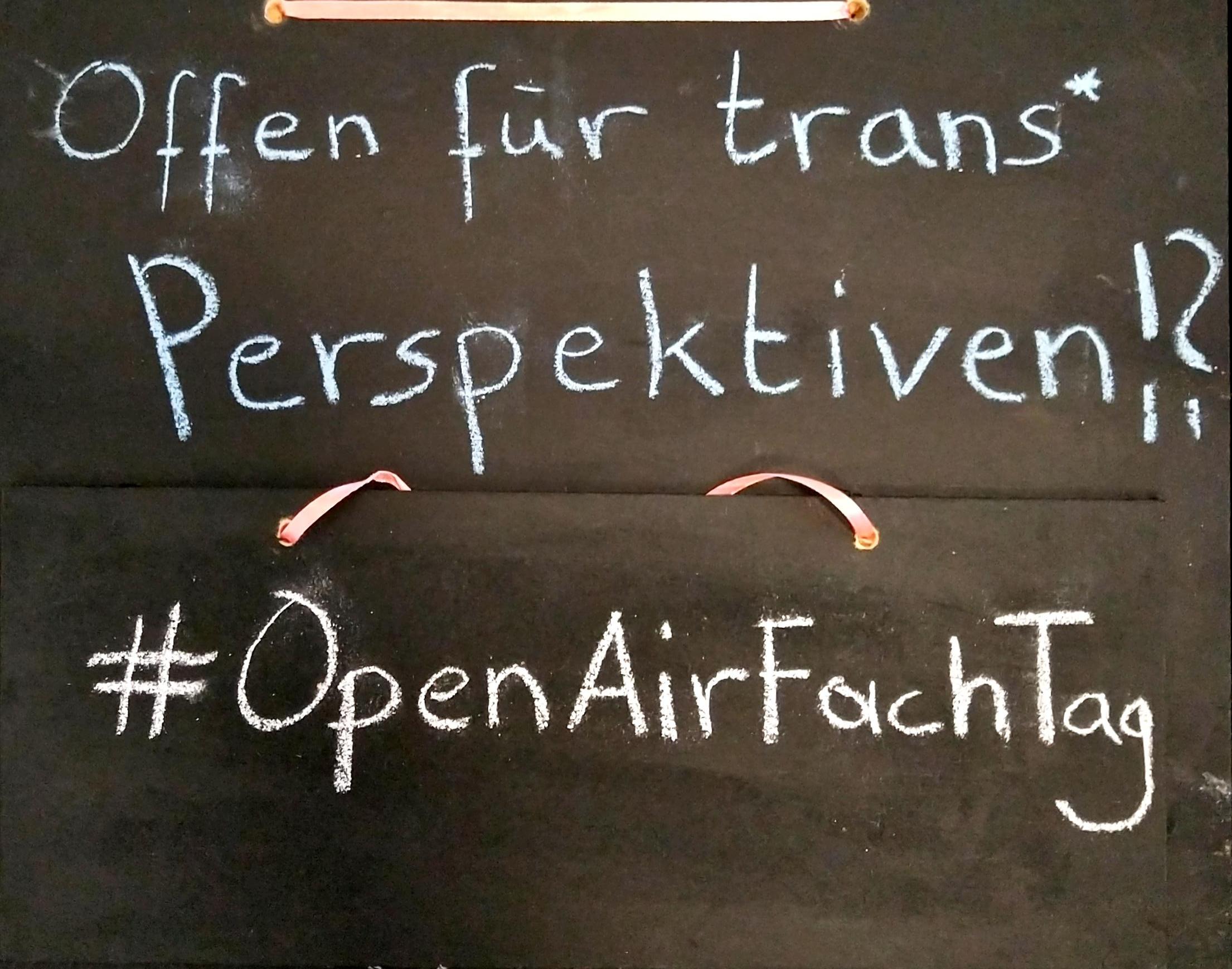 Hier siehst du den Titel des Fachtages mit Kreide auf eine Tafel gemalt: Offen für trans* Perspektiven?! #OpenAirFachTag